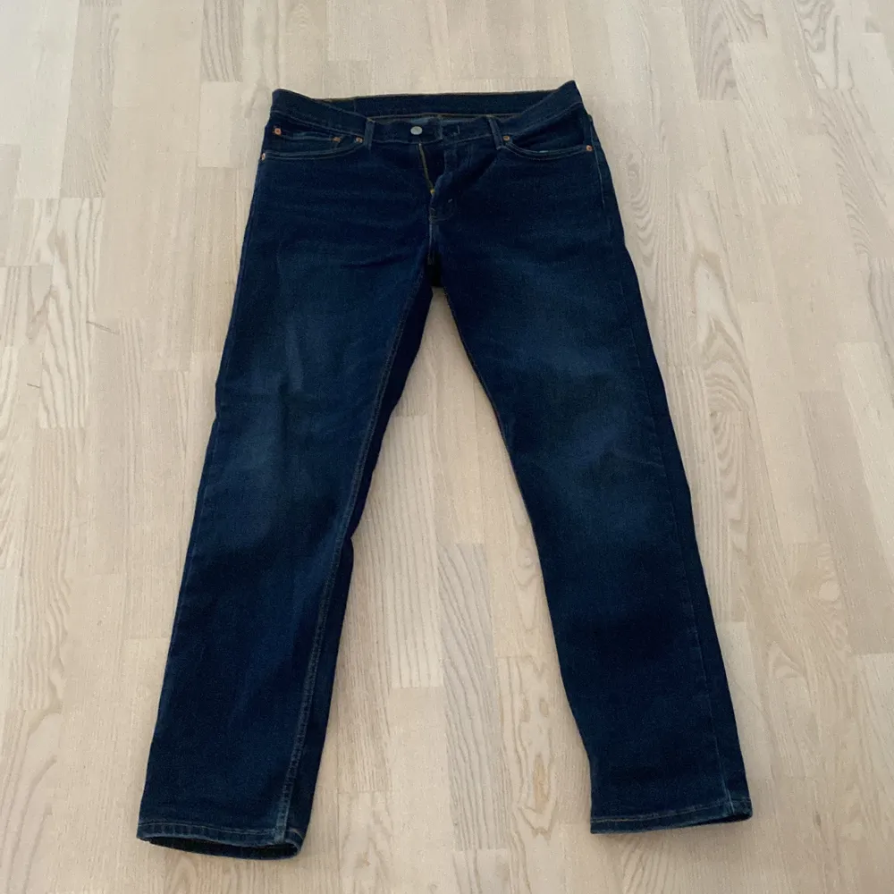 Säljer blåa Levis 502 jeans eftersom att jag inte använder de längre. De är knappt använda och köpta i våras. Storlek W33 L32.. Jeans & Byxor.