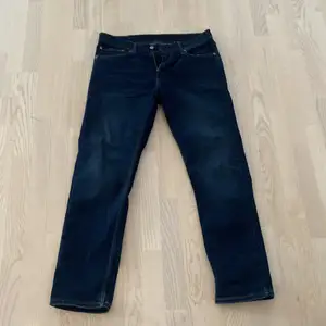 Säljer blåa Levis 502 jeans eftersom att jag inte använder de längre. De är knappt använda och köpta i våras. Storlek W33 L32.