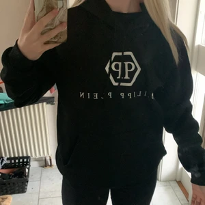 Philipp plein  - Säljer denna jätte fina fake Philipp plein hoodien! Storlek M, jag är S men kan ha den endå. Den är helt ny och aldrig använd, satte bara på mig den nu för och ta en bild💞