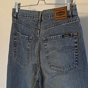 Blå och Gul jeans  - Klassiska raka blå och gul jeans i fantastiskt skick. Riktigt kap! 32 i längd. Vid köp av produkt: 1. Skicka meddelande med: - Namn - Adress och postnummer - Tel och mail 2. Swisha  3. Paketet postas till dig!