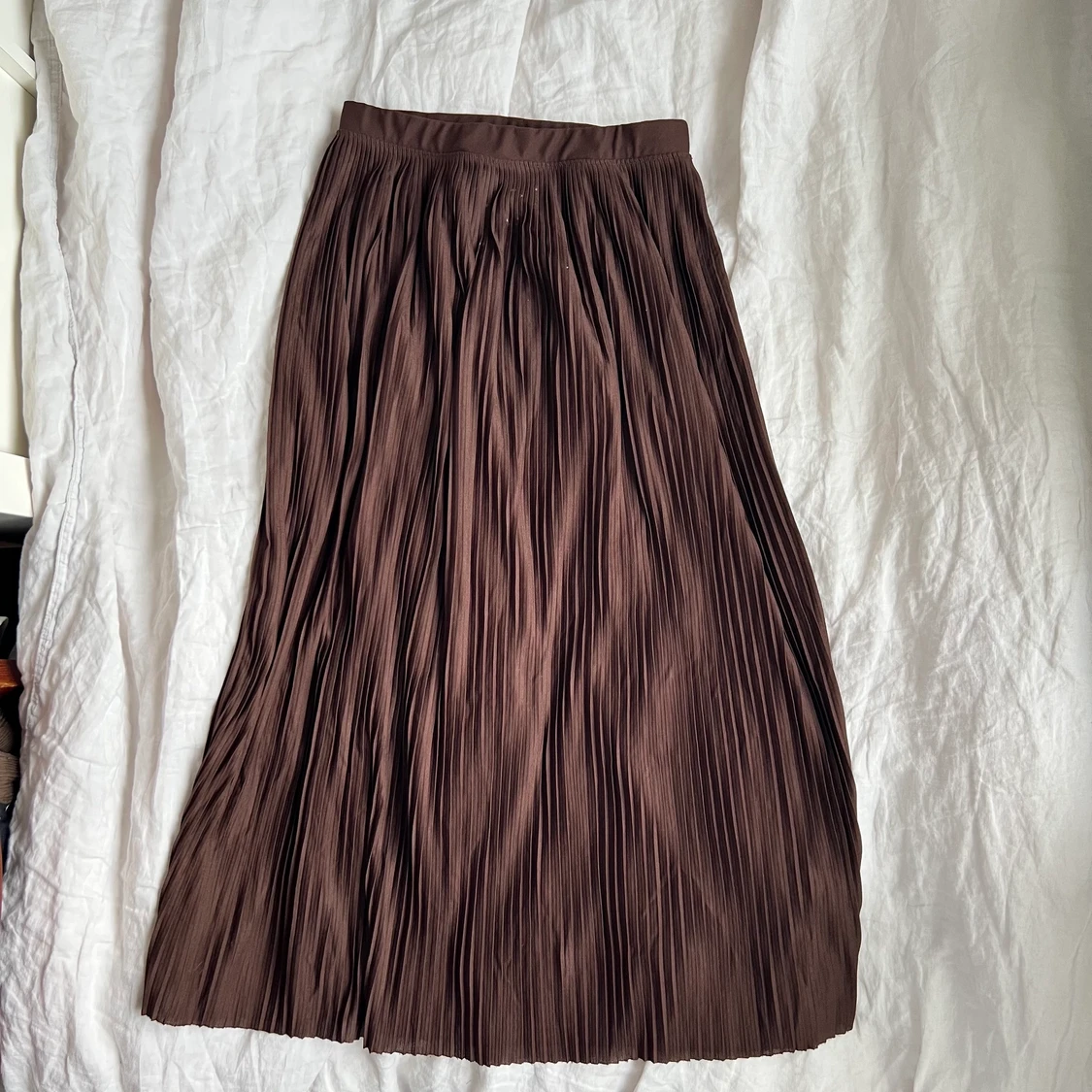 plisserad brun långkjol