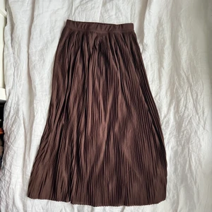 plisserad brun långkjol - vill bli av med en hel del, se profilen, pris kan absolut diskuteras! 