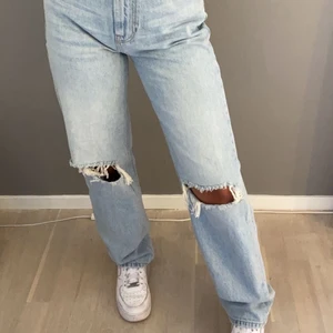 Slitna jeans  - Ginas 90’s high waist jeans. Säljer då de aldrig kommer till användning längre 🤍