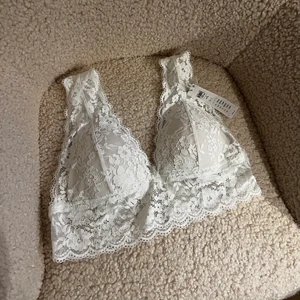 Bralett - Vit bralett från Lindex oanvänd med lapp kvar! Frakt tillkommer på 13-26kr (säljer även en svart🖤)