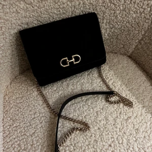 Väska - Väska med guldiga detaljer! I nyskick kommer ej ihåg vart den är köpt🖤 frakt tillkommer på 51-66kr