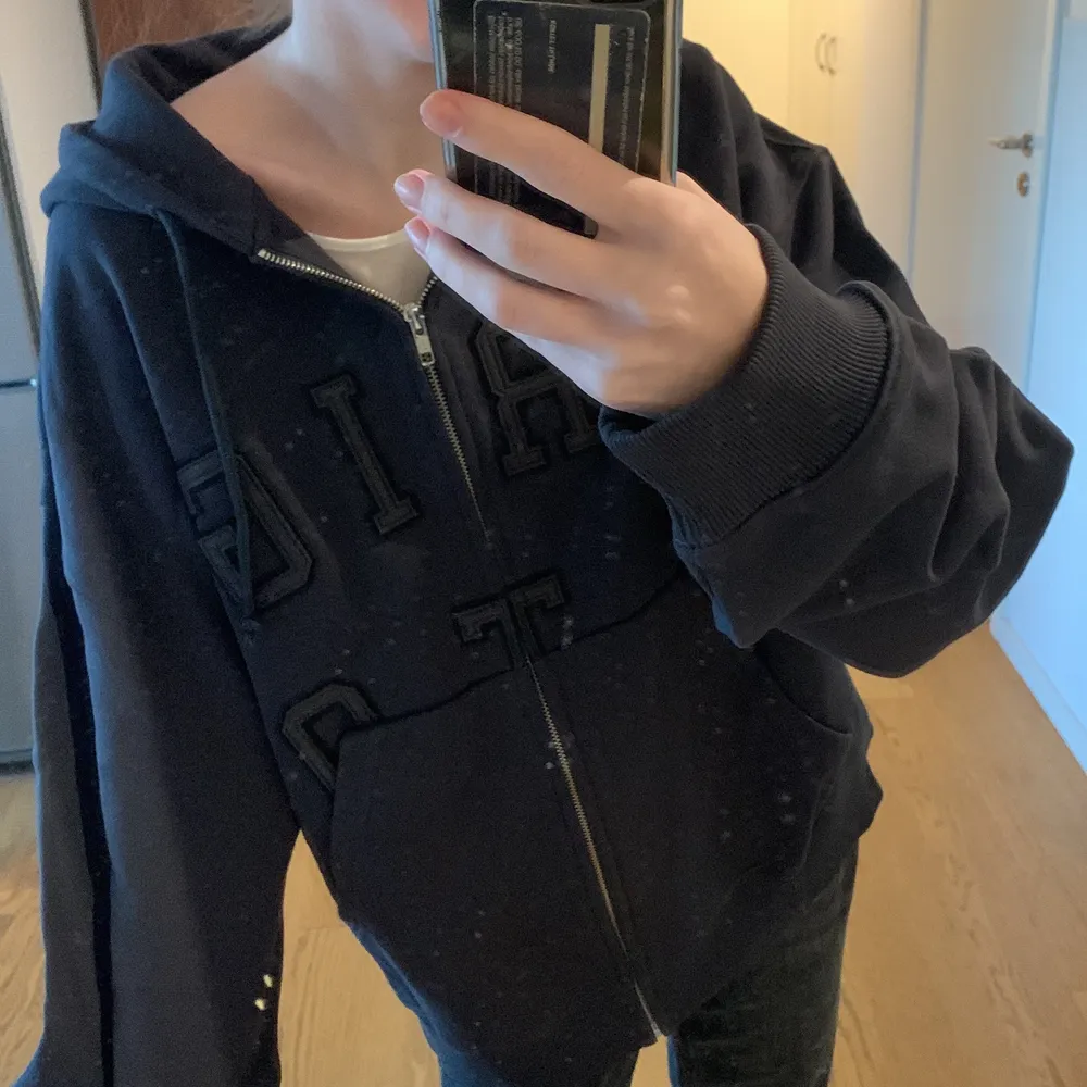 Säljer en supersnygg Arigato hoodie i nyskick! Strl L men sitter fint oversized på mindre storlekar💙 Nypris: 1800kr! Köpare står för frakt💙 Pris kan diskuteras vid snabb affär!. Tröjor & Koftor.