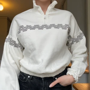 Vit tjocktröja med tryck och halvzip  - Lite oversized tröja med halvzip från New Yorker. Strl M. Fint skick, använd ca 5 ggr. Resår vid ärmslut och i midjan. 