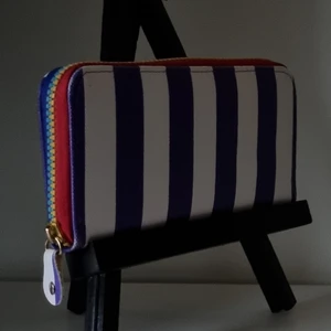 Plånbok  - En vit-lila randiga plånbok med rosa innehåll och flerfärgad kedja. Tar både swish och paypal :) 