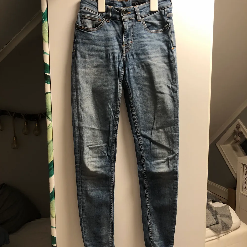 Ljusblåa slim jeans från Tiger of Sweden i bra skick.                                                                                   Skulle säga att de sitter som en storlek 32/XS.                 . Jeans & Byxor.