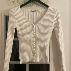 NA-KD vit långärmad  - Vit jätteskön långärmad tröja från nakd. Endast använd en gång. Väldigt stretchiga material och kommer med en extra knapp. Storlek xs men passar även som S. Långa i ärmarna. 