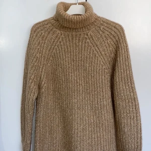 Stickad klänning  - Beige stickad klänning. Storlek XXS men passar en XS lika bra!!! 130kr med frakt inkluderad 