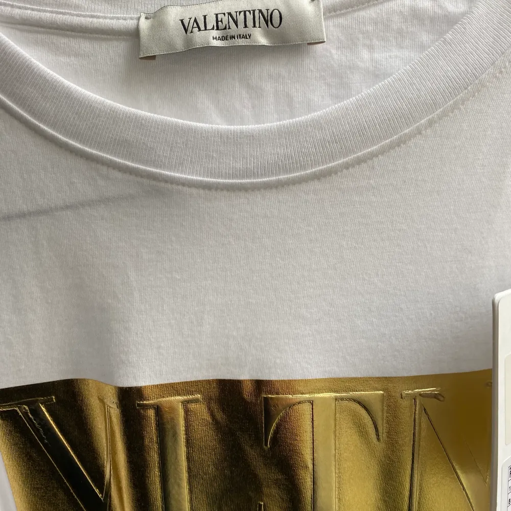 Oanvänd Valentino T-shirt jag fick i födelsedagspresent. Nypris är ungefär 3400kr, unisex . T-shirts.
