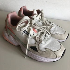 Adidas falcons stories 38 - Pastelliga och söta, för små för mig tyvärr. Hör av er för fler frågor/bilder :)