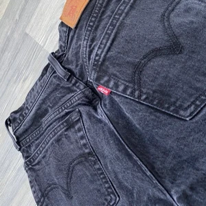 Levis jeans 501 24/28 - Säljer ett par levis 501or i storlek W 24 L 28. 99% bomull och 1% elestan!  Aldrig använda utav mig 😇 utan jag köpte begagnat och förra ägaren sa fel storlek så dom var tyvärr för små för mig!! Inget att anmärka på 🦋 (frakt läggs till)
