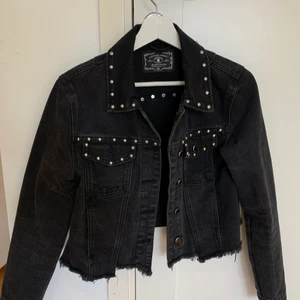 Jacka - Vintage jeansjacka som är ”cropped”. Ganska liten i storleken. Så snygg med tyvärr för liten för mig.
