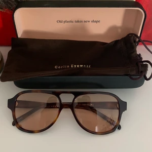 Solglasögon - Sååå snygga solglasögon från Corlin eyewear. Färgen Gelo cinnamon. Andra bilden är lånad från hemsidan! Säljer pga att jag tyvärr inte tyckte att de passade mig:(( Så de är nyskick!! Köparen står för fraktkostnaden! 😊