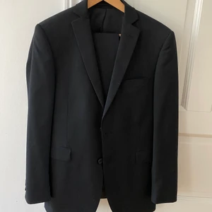 Dressman kostym - Svart kostym från dressman, väldigt lite använd, kanon skick! Kavaj storlek 42 regular Byxor storlek W28/L30. Pris ej hugget i sten.
