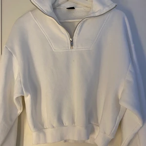 Zip tröja  - Säljer denna snygga zip tröja, använd fåtal gånger och är köpt i år för 300kr storlek xs men jag är vanligtvis en s och den passar mig bra. Kan sänka mitt pris vid snabb affär