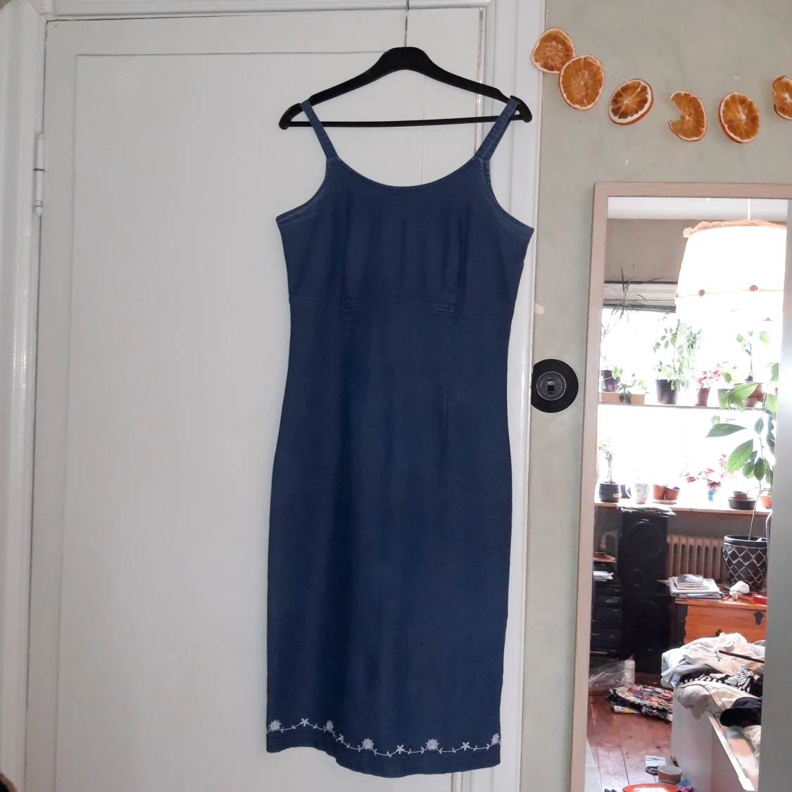 Jeansklänning med blomdetalj - 90