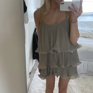 Volangklänning  - Intressekoll på denna oanvända volangklänning från H&M🥰 