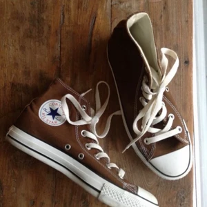 Bruna converse  - Säljer dessa trendiga bruna converse🐻 väljer att lägga ut dessa då dem inte riktigt till någon användning. Dem är super snygga och jätte sköna. Väljer att lägga bud på dem då jag forfarnde är osäker och vill se budet på dessa💞 säljer dem direkt om någon vill köpa den för 850 inkl frakt💞
