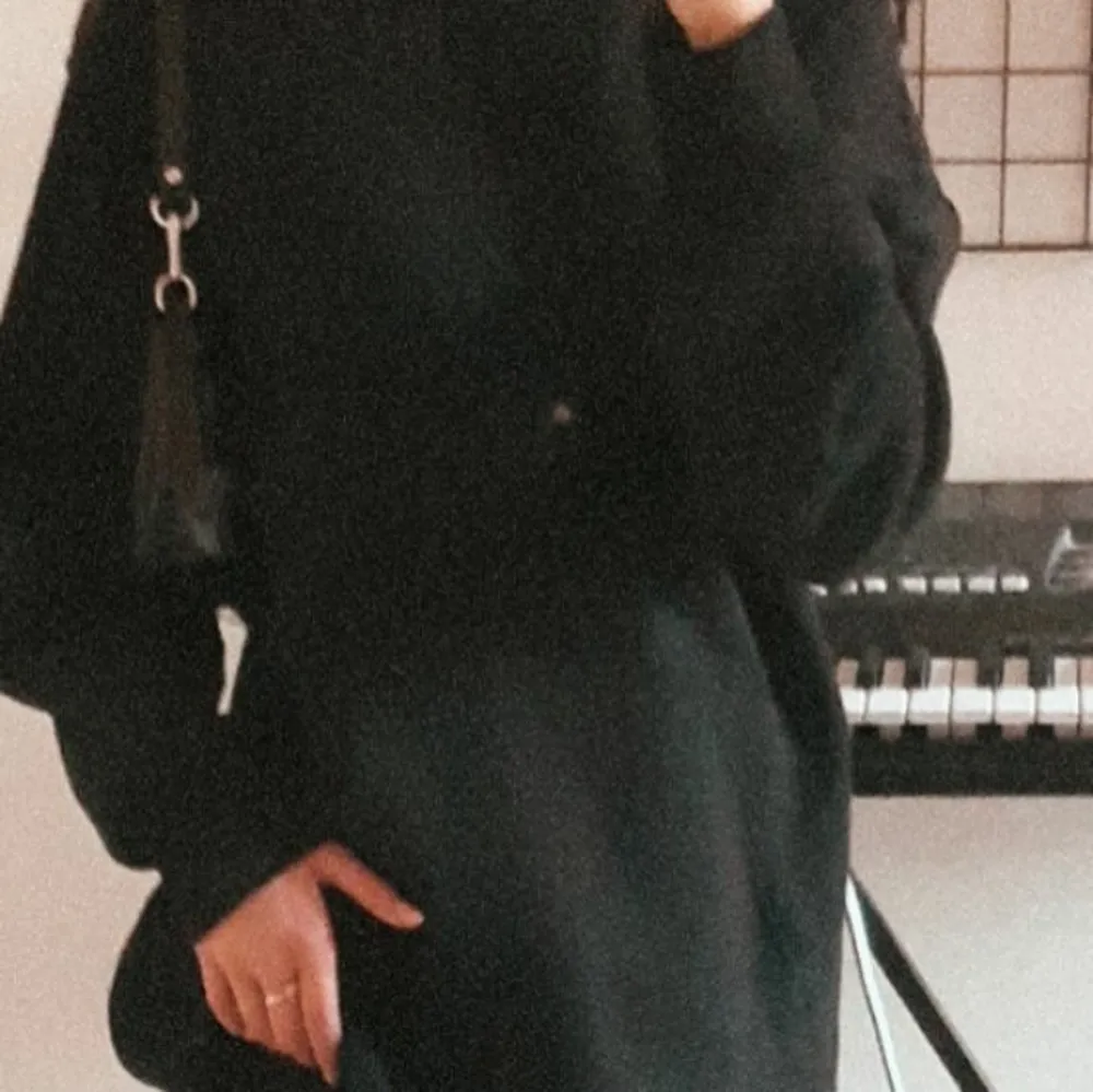 Svart hoodie klänning, från H&M. Oversized med luva och ficka fram. Storlek S men välldigt oversized.. Hoodies.