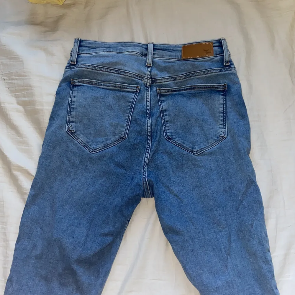 Skinny jeans från BikBok, från deras curvy line. Knappast använda, fint skick. Köptes för 599kr. Väldigt stretchiga och skönt material. . Jeans & Byxor.