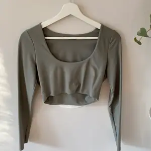 Grön crop top från Zara. Storlek L men väldigt liten i storlek. 