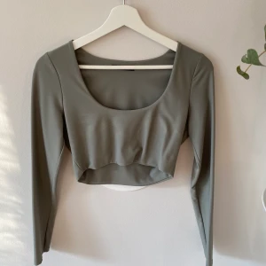 Crop top - Grön crop top från Zara. Storlek L men väldigt liten i storlek. 