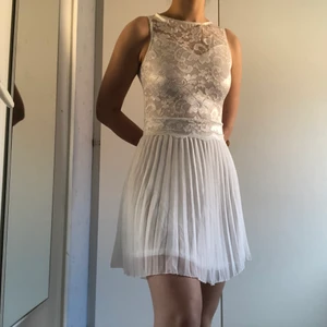 Skolavslutningsklänning  - En superfin plisserad klänning med öppen rygg som passar perfekt till skolavslutningen eller studenten. Själv använde jag den en på en skolavslutning så den är bara använd en gång och då självklart sparsamt🥰