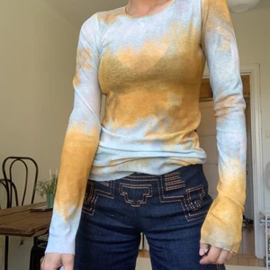 Långärmad T-shirt från Zara - Supersnygg långärmad t-shirt från Zara i strl S. Knappt använd så jättefint skick. 