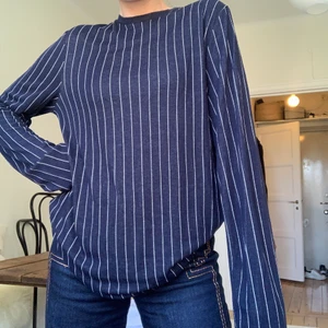 Långärmad T-shirt från Weekday  - Oversize blå och vit randig tröja från Weekday. Strl M, men passar allt mellan S-L