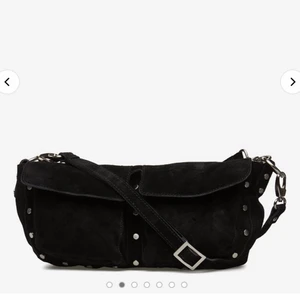 Unlimit, Emliy Shoulder Bag - Väskan är i äkta mocka och är väll använd, finns slitningar på baksidan som fått vatten på sig. Är bara bandet som syns som ingår, det längre bandet som ingår på nya väskor medföljer alltså inte. Nypris är 1699kr. 