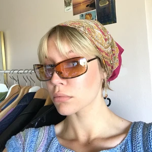 Så najs solglasögon! - Skitsnygga solglasögon köpta secondhand! Aldrig använda av mig då jag inte tycker de passar mig💓 Aningen stora för mig med litet huvud😅❤️