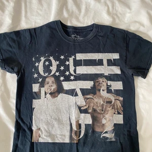 Vintage Outkast tröja  - Vintage T-shirt med Outkast tryck! I storlek small men inte tight utan passformen är mer oversize