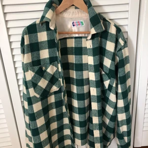 Skjorta - Snygg grön skjorta/overshirt. Perfekt för kyliga sommarkvällar!! True to size💘