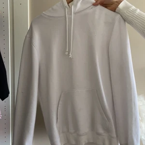 Vit hoodie - Vit hoodie från hm, köparen står för frakten. Passar xs/s/m