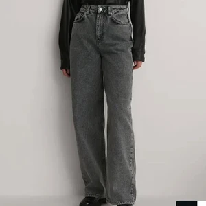 Gråa Jeans - I princip helt oanvända snygga jeans i superfint skick. Så snygga och trendiga jeans, men är tyvärr för små för mig. Skönt material och endast tvättade en gång!!❤️