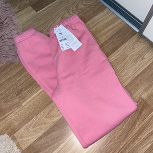 Gina Tricot sweatpants - Gina Tricot sweatpants i storlek XXS, men passar bättre om du bär storlek S eller XS. Sweatpants är helt nya och prislapp sitter kvar! Nypris- 259kr 💞😊