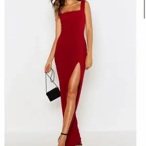 Säljer denna klänningen då jag råkade beställa hem två. Kan ta emot bud.