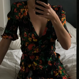 Klänning - Jätte söt klänning från zara i ett mörkt blommönster. Storlek S. Pm för fler bilder❣️