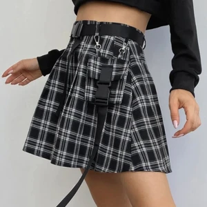 Rutig kjol med ficka  - Fin rutig kjol som endast är använd 1-2 gånger. Vid sidan hänger en ficka. Plagget är i storlek L men passar även storlek M. 