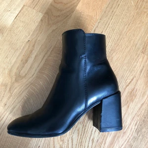 Tuffa svarta boots - Ett par supersnygga ankelboots med klack. Använd ca 10 ggr. Nypris 600 kr. Skorna är i märket XIT köpta från Din sko. 