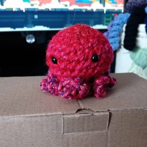 Amigurumi bläckfisk: Lennart - Hej! Jag har gjort amigurumi bläckfiskar som är 6x6x6cm! Gör gärna i en speciell färg eller liknande, bara att skriva. Den på bilden är vad som är färdiggjorda och kan skickas på samma dag! Har en instagram där jag kommer publicera mer virkningar @runicknotbar