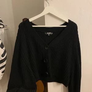 Stickad tröja med knappar  - Jättefin stickad tröja med knappar från ASOS, kommer tyvärr inte till någon användning. Storlek 34-36 men ganska stor i storleken😇