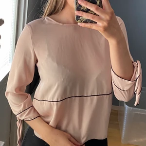 ZARA Blus S - Enkel men stilig blus från Zara Basic. Använd men fortfarande i bra skick! Köpte för 249kr 🥰