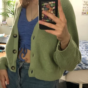 sage-green kofta med knappar - stickad matchagrön kofta som är sparsamt använd. nypris: 300 kr mitt pris: 120 kr 🪐 skriv om du har nå frågor eller vill se fler bilder 