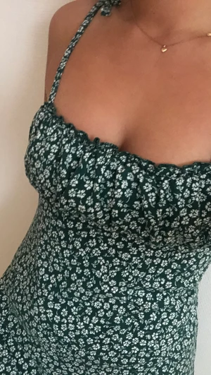 Mörkgrön klänning  - Mörkgrön klänning med blommor