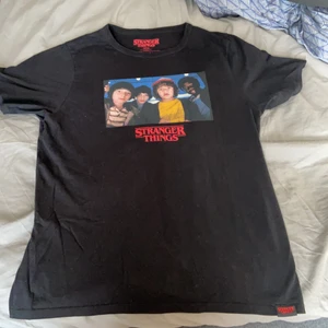 Stranger Things t-shirt M - Köpt på asos för ett bra tag sen, dock i gott skick. Storlek M