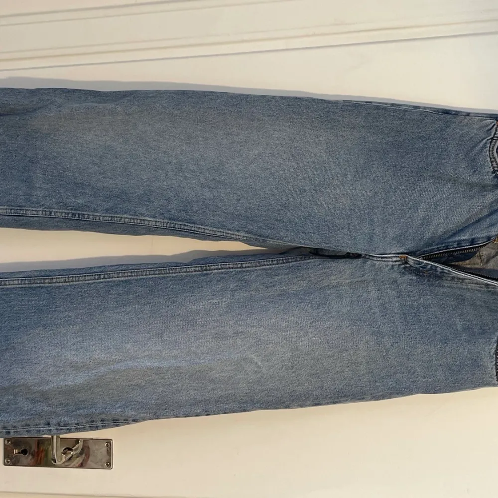 Snygga höga jeans som är vida i benen. Jeans & Byxor.